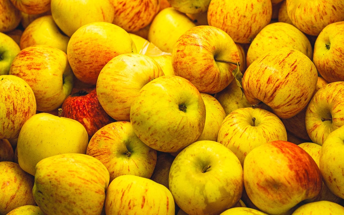 Fresh apples displayed in a grocery produce section