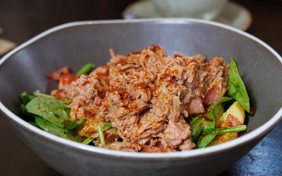 Tuna salad with potatoes, tomatoes, spinach, and green beans